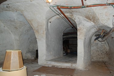 <p>Aansluiting van de beide kelders onder het middelste bouwdeel, gezien vanaf de achtergevel.</p>
